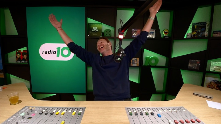 Kleinzoon verrast Gijs Staverman live op radio met babynieuws