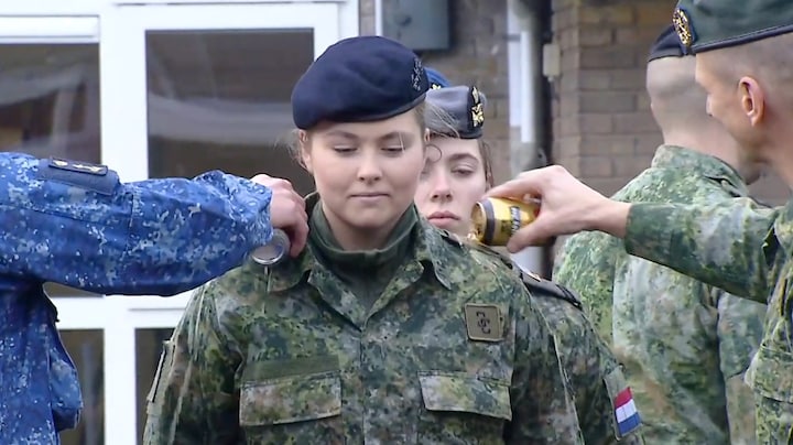 Bierdouche voor prinses Amalia bij bevordering tot korporaal: 'Dan hoor je er echt bij'