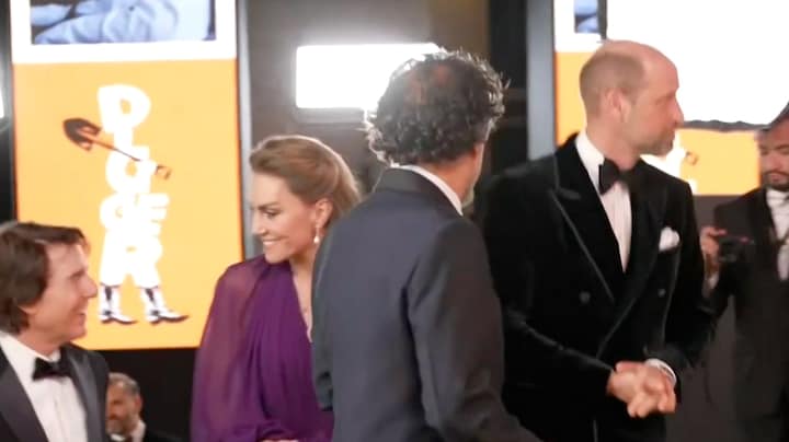 Prins William zwijgt na vragen boek Diana op rode loper film Mission Impossible