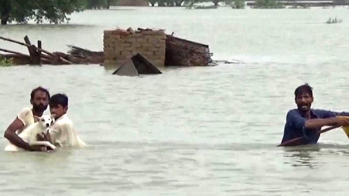 Doden door overstromingen Pakistan: 'Water staat tot drie meter hoog'