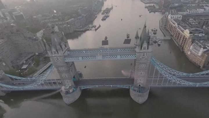 Skydivers vliegen door iconische Tower Bridge