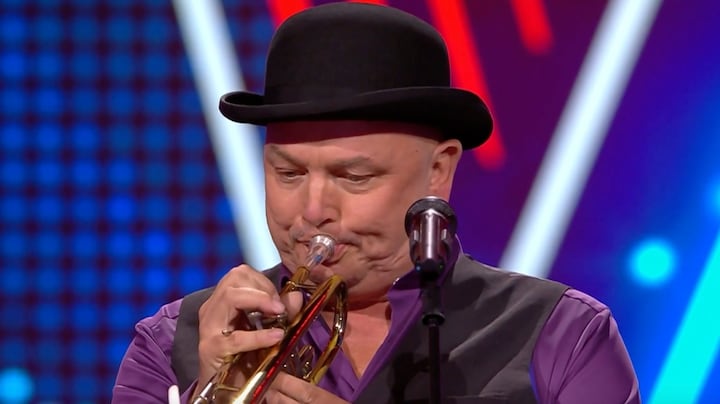 Kandidaat verrast coaches in The voice of Holland met trompet
