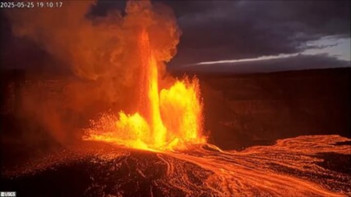 Vulkaan Hawaï spuit lava honderden meters hoog