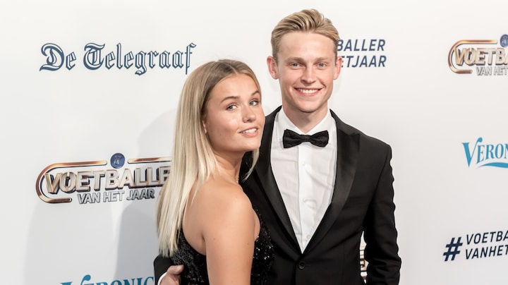 Frenkie de Jong bedankt vrouw Mikky Kiemeney voor zorg kinderen: 'Zij neemt het veelal op zich'