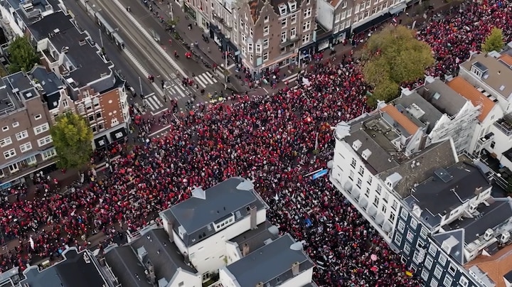 Kijk nu: dronebeelden van de mensenmassa in Amsterdam bij Rode Lijn-protest