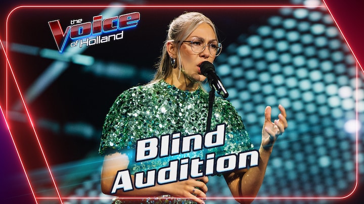 Sanne van Assouw zingt ‘Voila’ tijdens de Blind Auditions