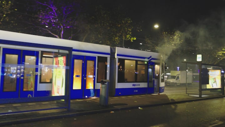 Relschoppers gaan tekeer in Amsterdam-West, tram in brand