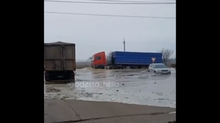 Zonnebloemolie stroomt door straten Odessa na droneaanval 