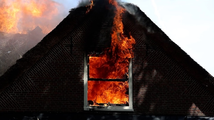 Twee kledingwinkels in Laren verwoest bij brand in rieten dak