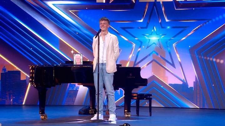 16-jarige Kasper ontroert jury met emotionele piano-ode aan opa