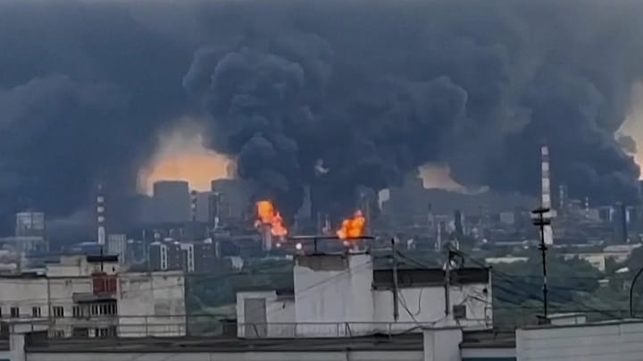 Veel rook en vlammen: nieuwe droneaanval op olieraffinaderij Moskou