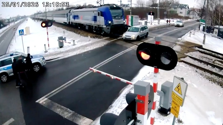Auto in Polen door twee treinen geschept op overgang