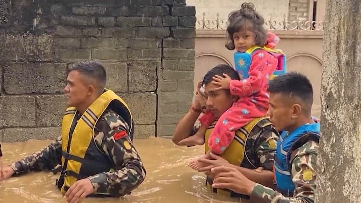 Verwoestende overstroming Nepal: huizen spoelen weg, talloze doden en veel vermisten