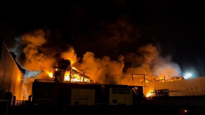 In immagini: un grave incendio in una fabbrica di mangimi per animali si diffonde ad altri edifici