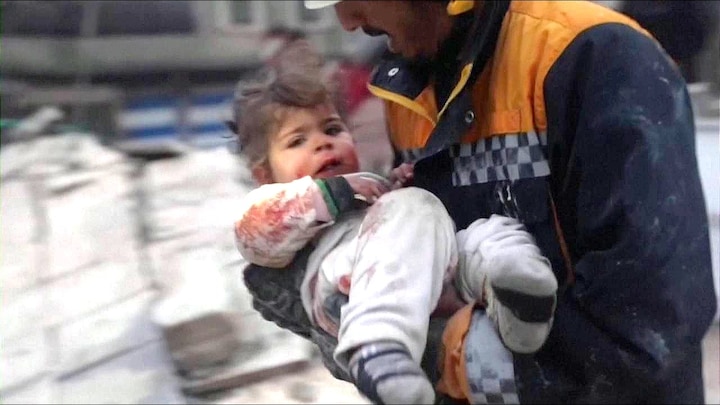 In beeld: Syrische peuter na aardbeving uit puin gered