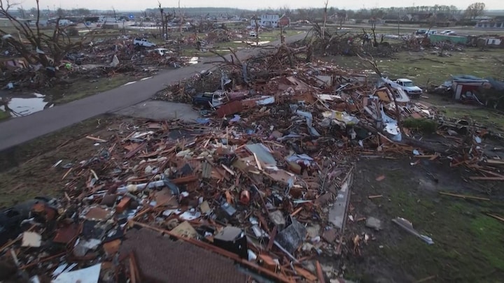 Hele dorpen in VS weggevaagd door tornado: 'We weten niet wie er nog leeft'
