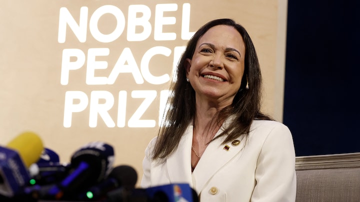 Ondergedoken oppositieleider en Nobelprijswinnaar: dit is María Corina Machado