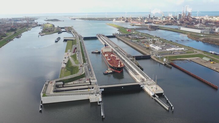 Grootste zeesluis ter wereld opent in IJmuiden