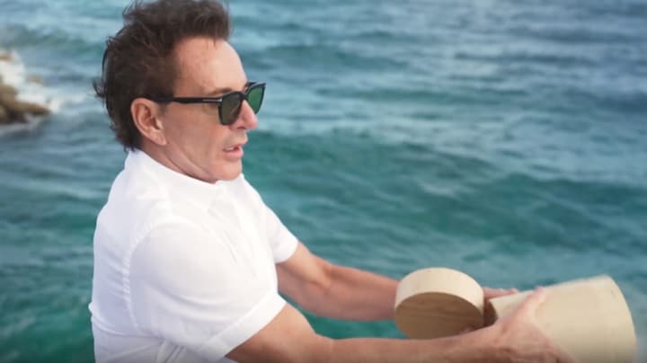 Gerard Joling strooit as van moeder uit op Curaçao