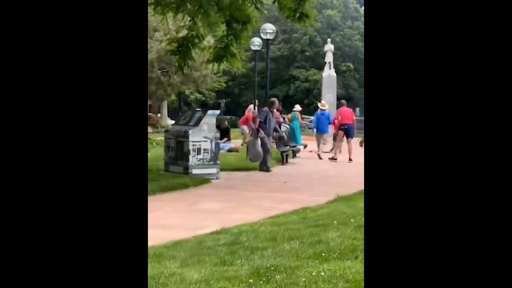 Omstanders filmen aanval op demonstranten in Colorado: 'Hij had een molotovcocktail'