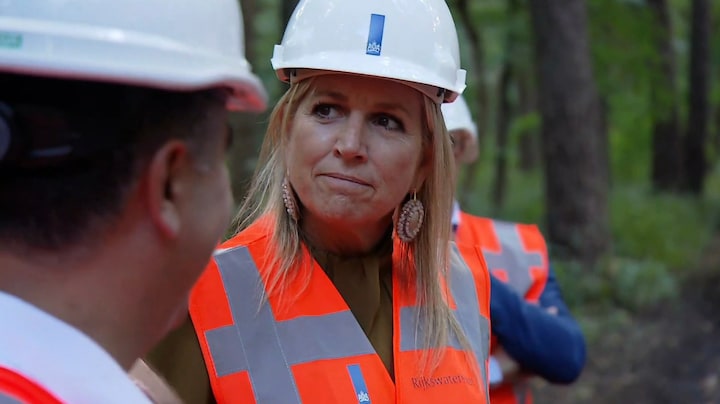 Koningin Máxima na legerkostuum nu in oranje bouwvakkersoverall