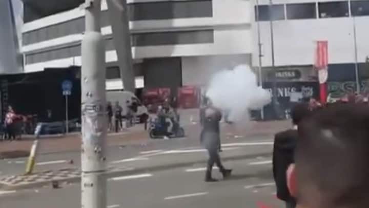 In beeld: zwaar vuurwerk ontploft in hand PSV-supporter