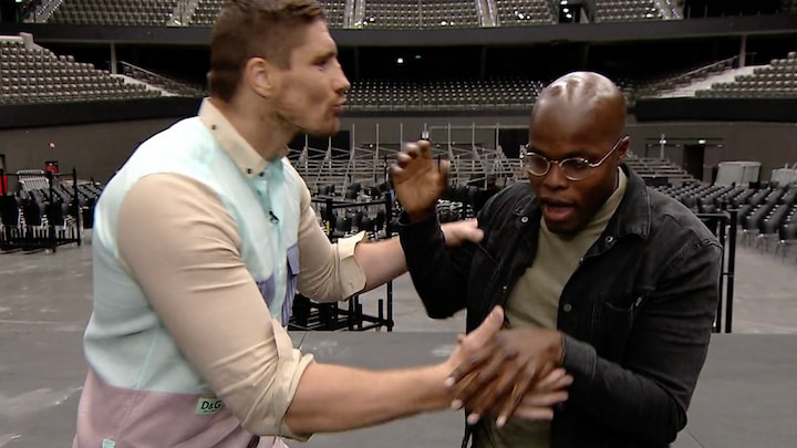 Jandino wijst kus Rico Verhoeven af: 'Je bent niet mijn type' 