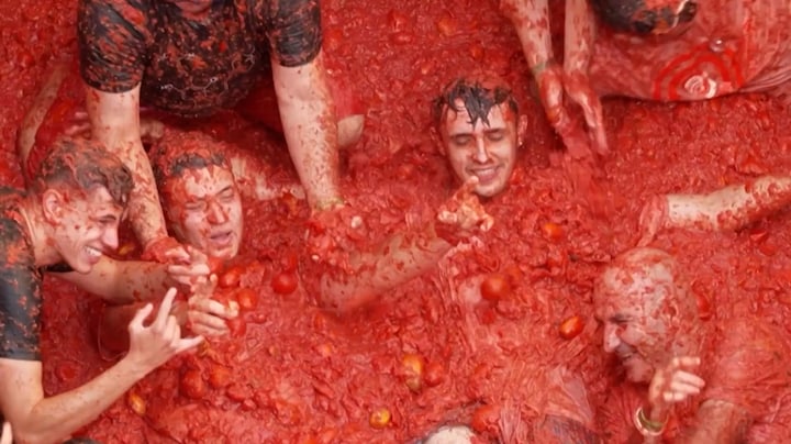 Spanjaarden bekogelen elkaar met tomaten tijdens traditioneel feest