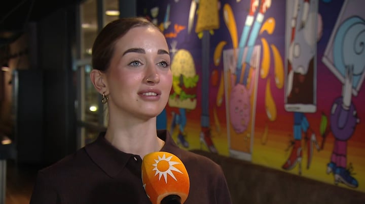 Zo herpakte Evi zich tijdens optreden The voice of Holland: 'Ik zag mama zitten'