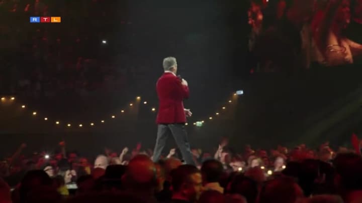  John schittert bij Holland Zingt Hazes