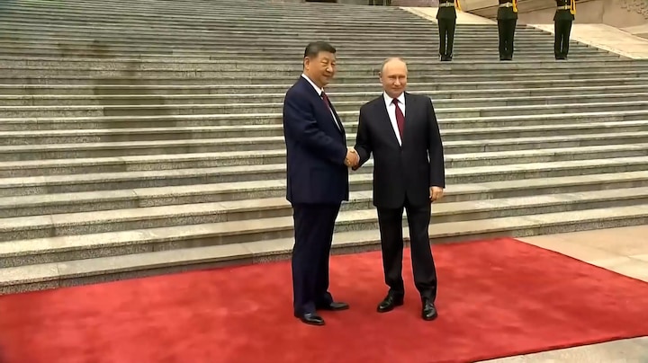 In beeld: Poetin aangekomen in Peking, schudt president Xi Jinping de hand