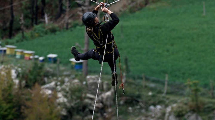 Paniek bij Deborah na losklikken veiligheidssluiting in No Way Back