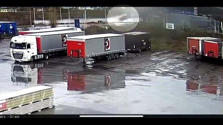 In beeld: voetballer vliegt met auto hal binnen