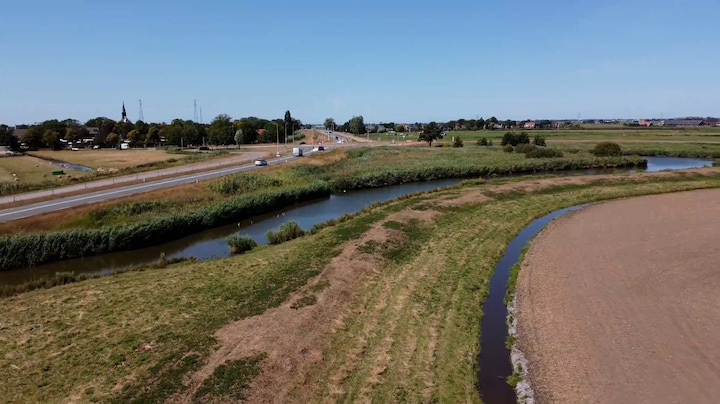 Dijken zuchten onder droogte, inspecteurs stuiten op grote scheuren