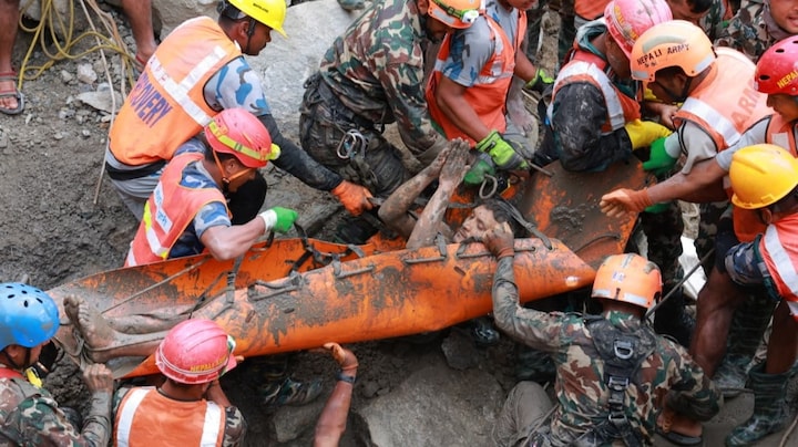 Het moment waarop twee mensen uit een tunnel in Nepal worden gered