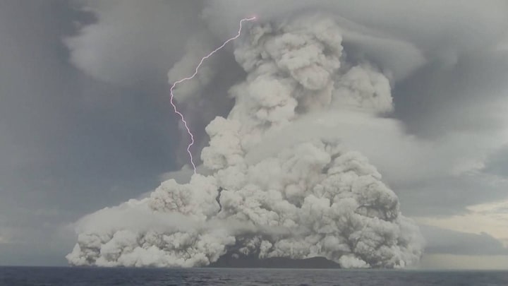 Natuurgeweld Tonga vanaf boot gefilmd: gigantische rookpluimen boven zee