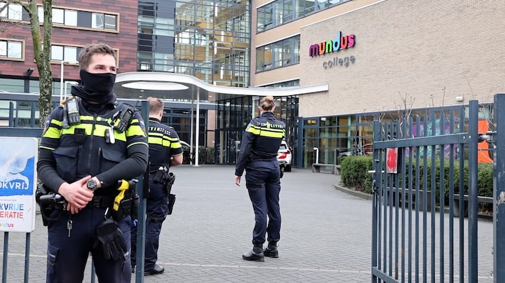 Veel politie bij middelbare school Amsterdam na steekincident
