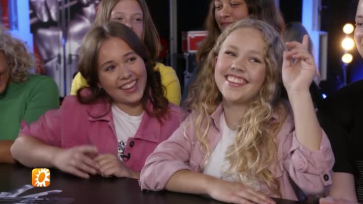 Bloedfantieke zusjes nemen het tegen elkaar op in The Voice Kids