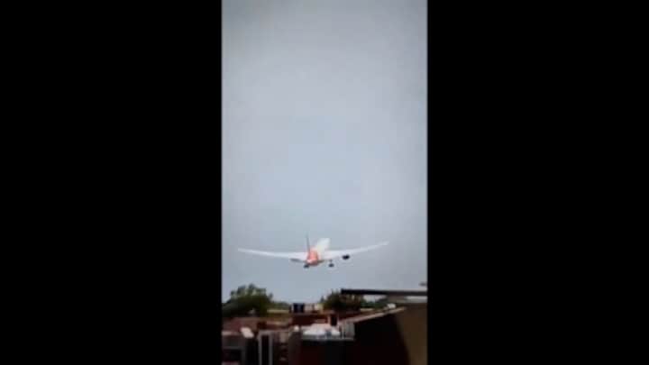 Moment dat passagiersvliegtuig India neerstort gefilmd 