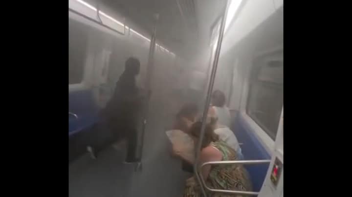 Metrotunnel Barcelona in brand, passagiers ademen veel rook in