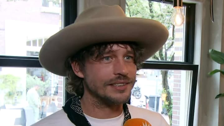 Rob Dekay toont vogel-tattoo ter ere van exit HPP