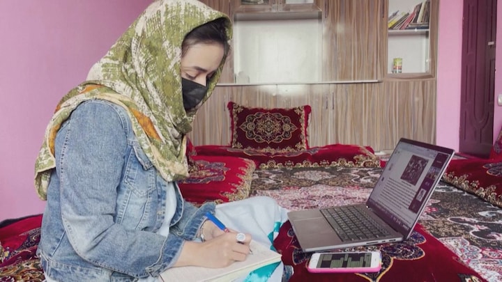 Duizenden Afghaanse meisjes volgen school gedwongen via scherm
