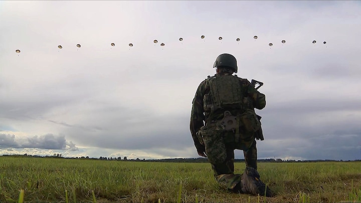 Grote militaire oefening: parachutisten te zien boven Nederland