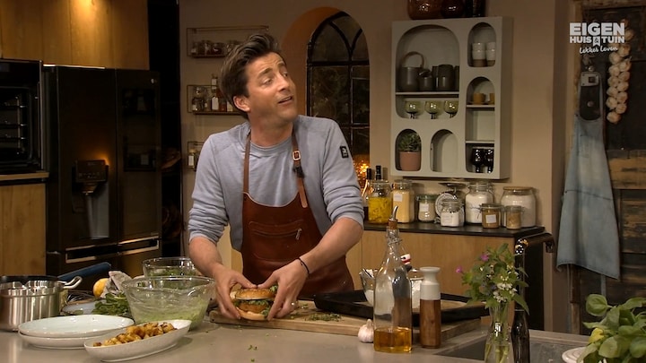 Knapperige visburgers met doperwtensalade én gebakken aardappels met tijm en citroen