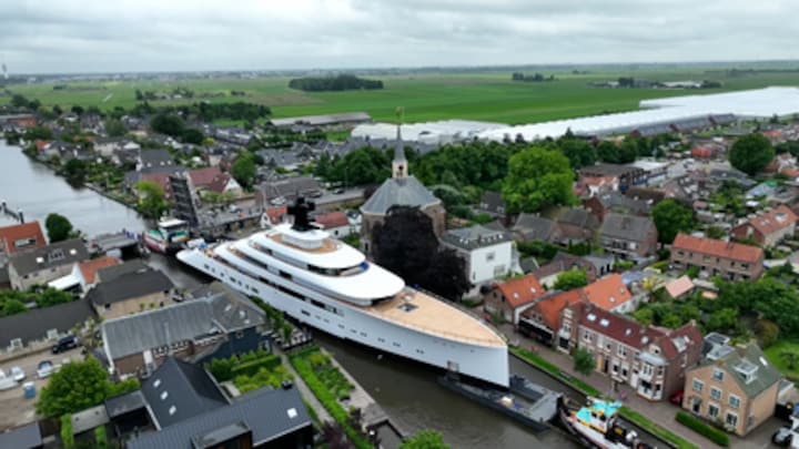 Superjacht van 100 meter manoeuvreert zich door kleine Nederlandse rivieren