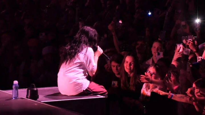 Billie Eilish spreekt fan aan tijdens concert: 'Doe je telefoon weg'