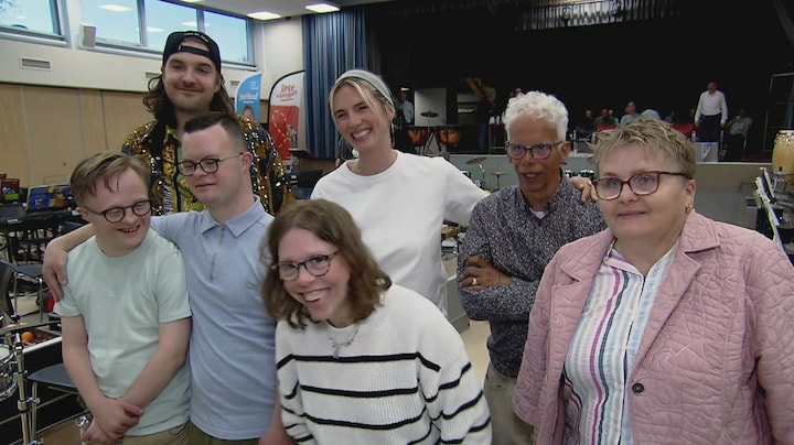 Zangeres Maan dolenthousiast over repetities met Jostiband