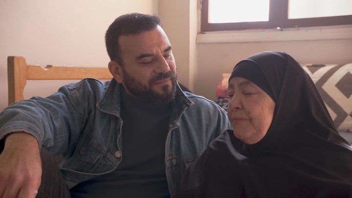 Emotioneel weerzien: naar Nederland gevluchte Omar na 14 jaar herenigd met z'n oma in Syrië