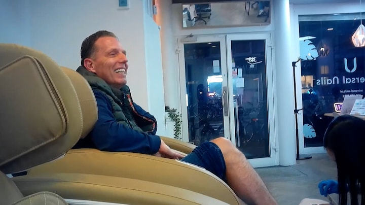 Rob Geus giert het uit tijdens nagelbehandeling in De Hygiënepolitie