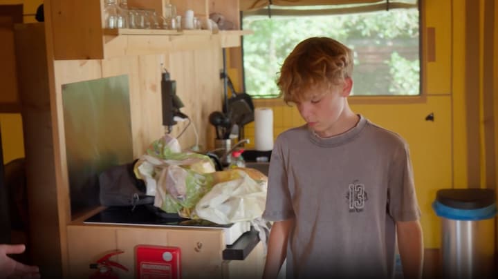 Huis op campingplek is te klein in Grote Gezinnen, Grote Vakanties: 'Lopen alleen maar tegen elkaar aan'